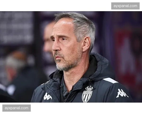 镜头定格:摩纳哥主帅对一次防守失误在场边暴怒。 镜头定格:摩纳哥主帅对一次防守失误在场边暴怒。